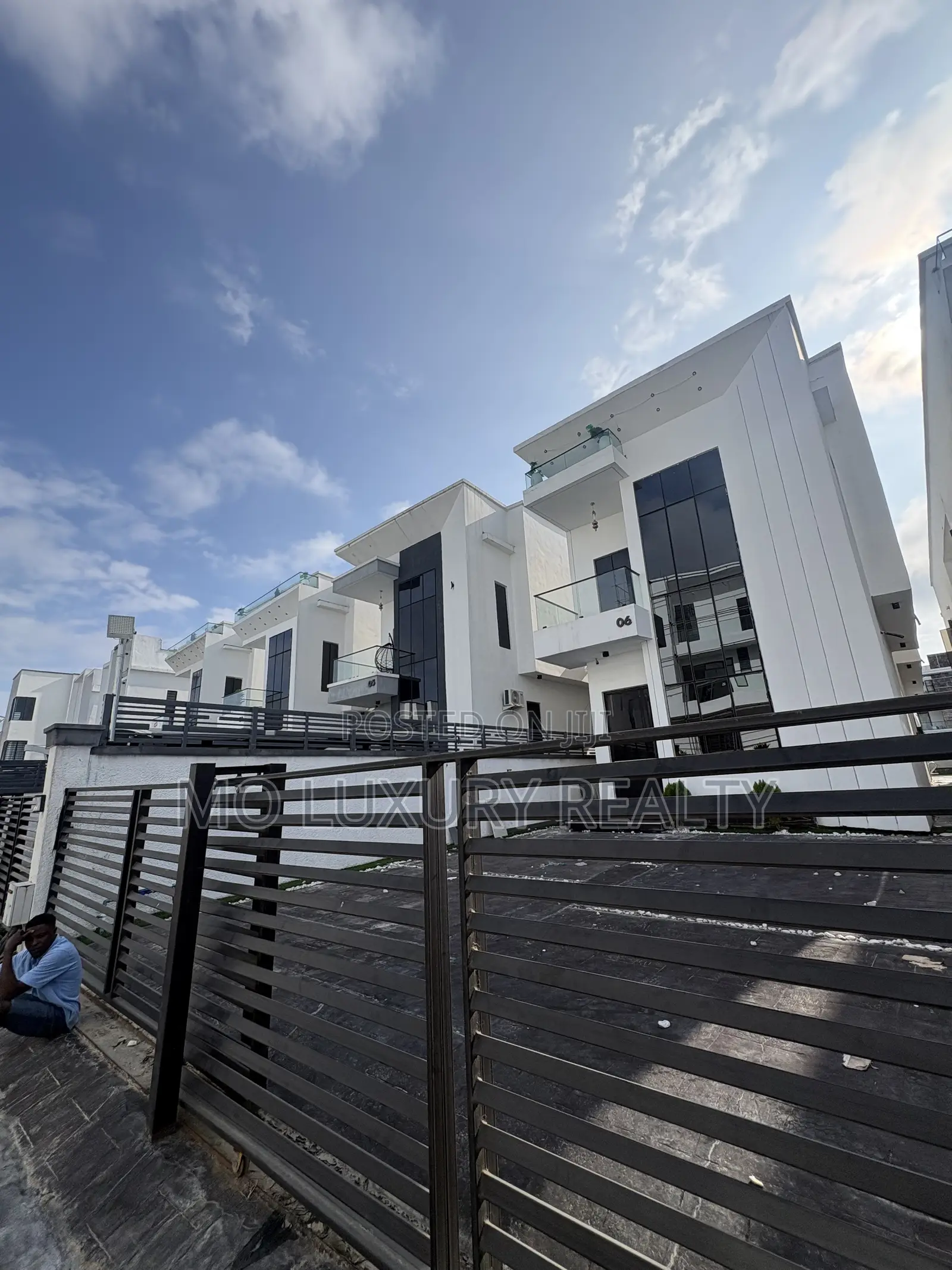 5bdrm Duplex in Chevron for sale in Chevron