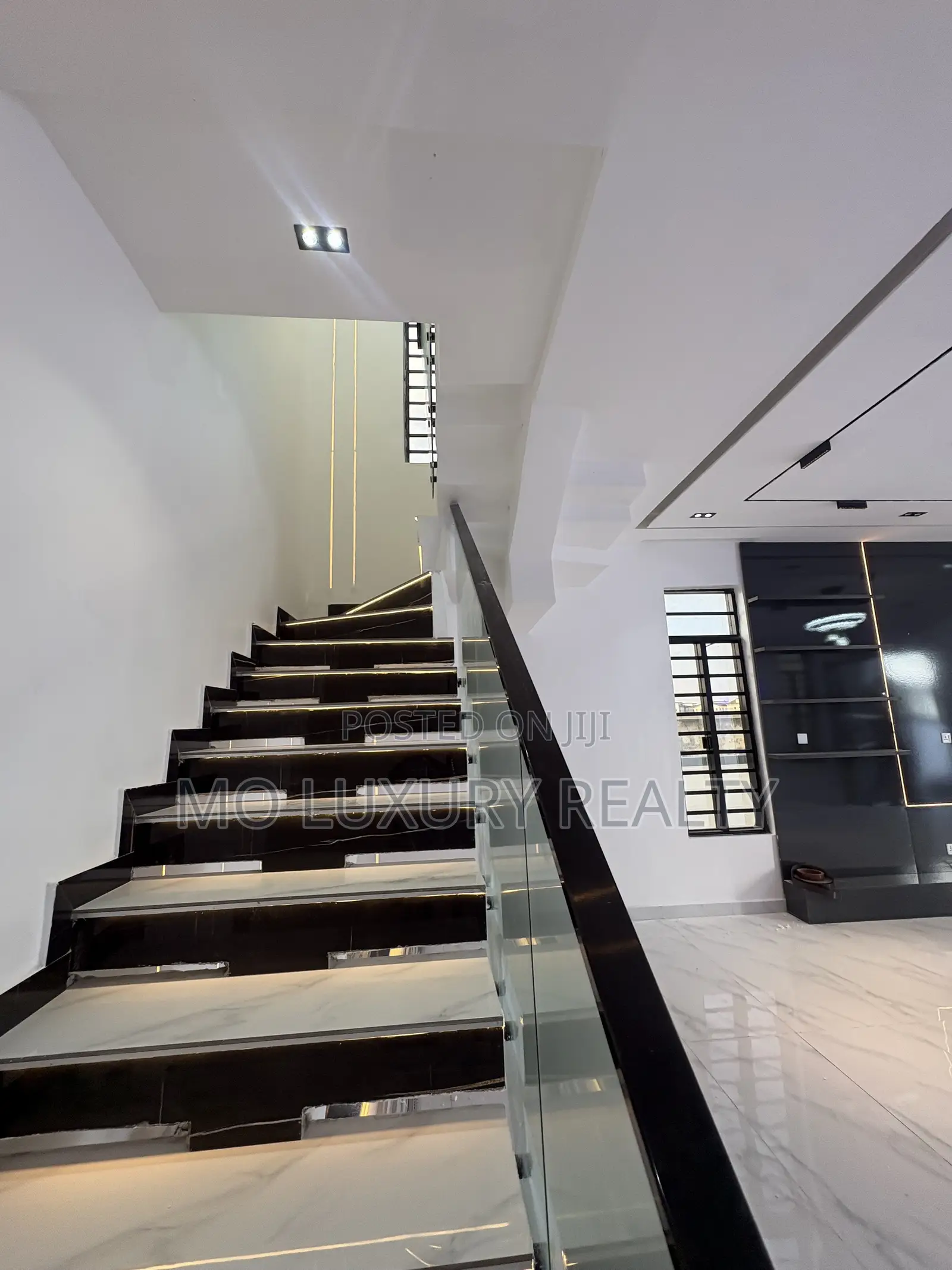 5bdrm Duplex in Chevron for sale in Chevron