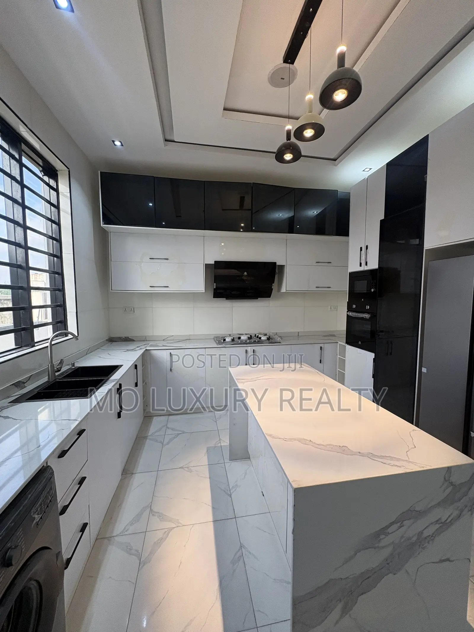 5bdrm Duplex in Chevron for sale in Chevron