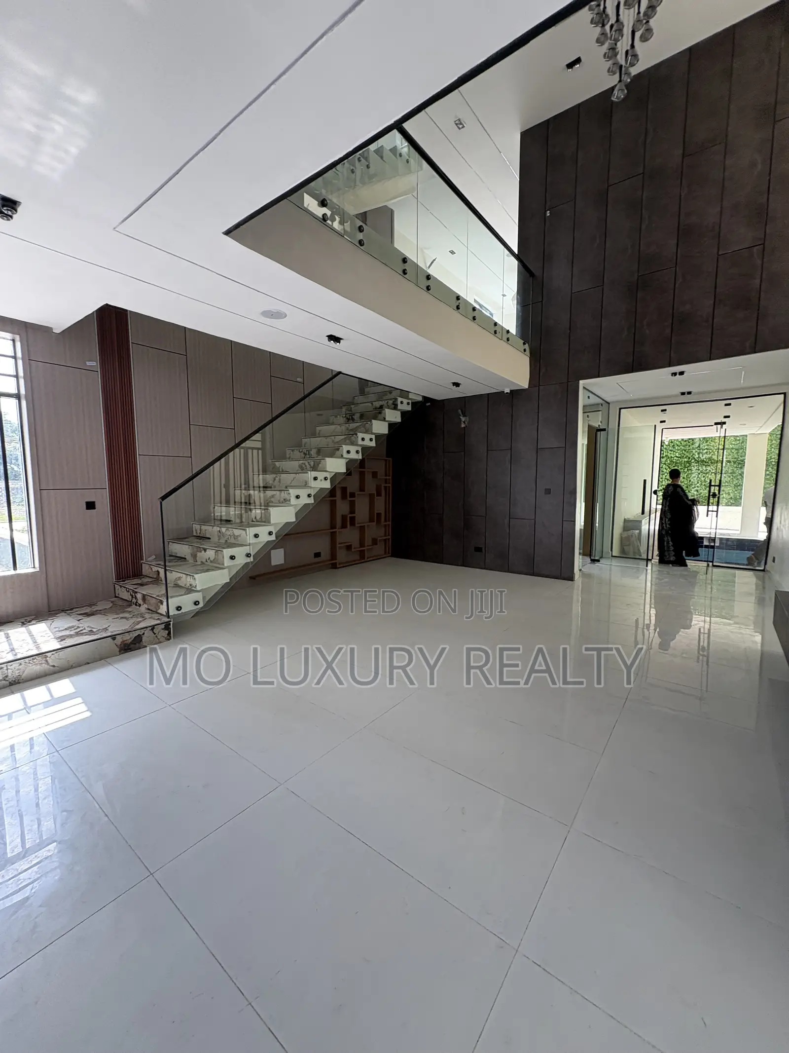 5bdrm Duplex in Chevron for sale in Chevron