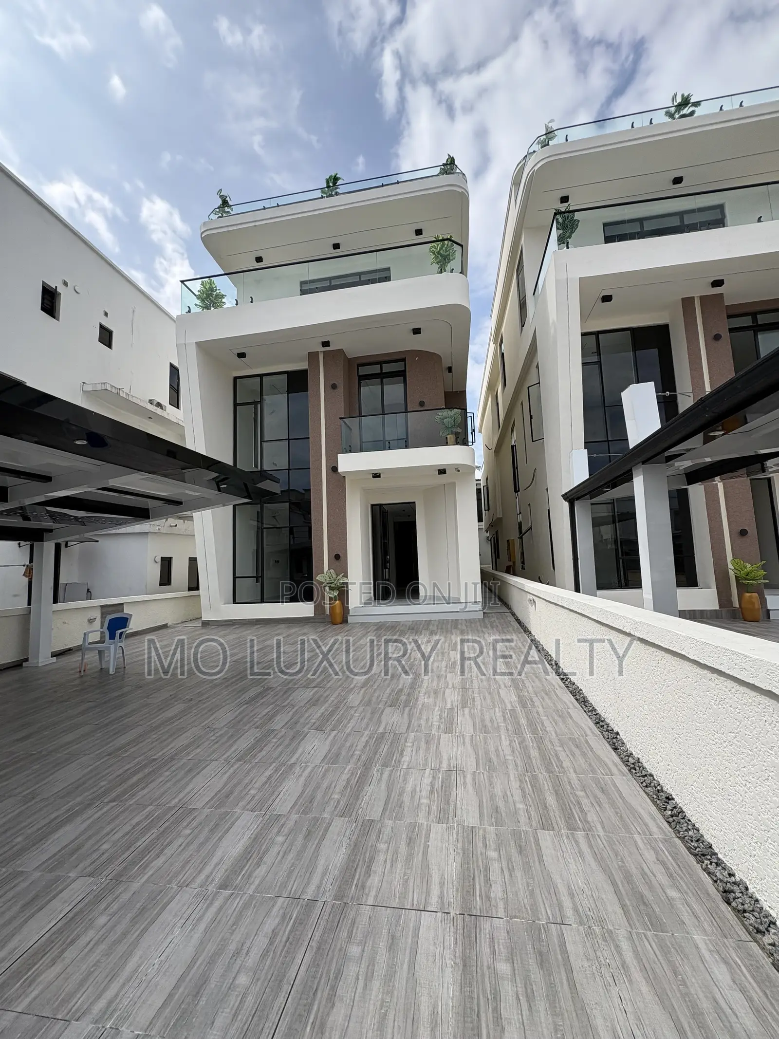 5bdrm Duplex in Chevron for sale in Chevron