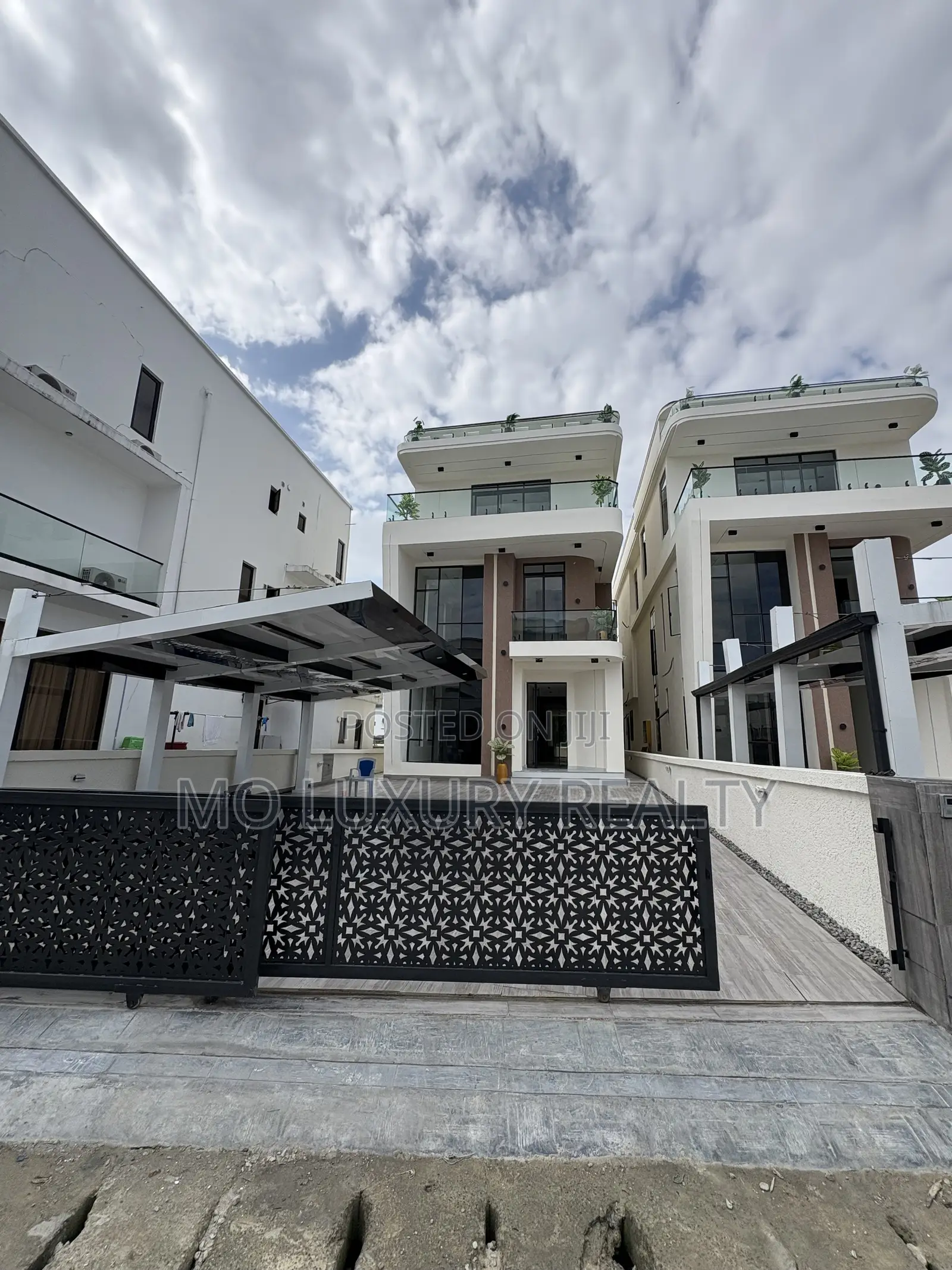 5bdrm Duplex in Chevron for sale in Chevron