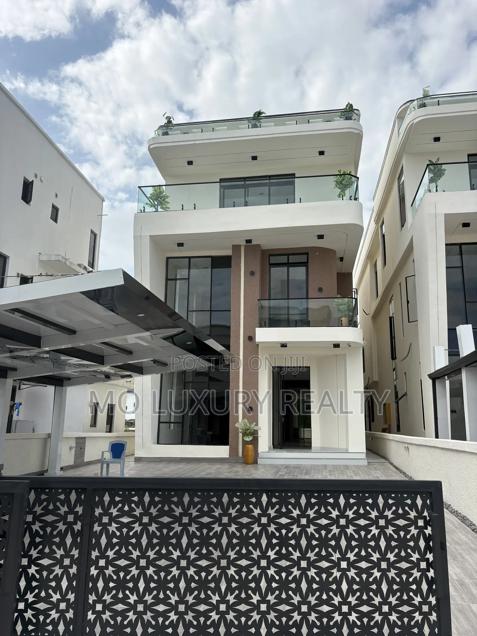 5bdrm Duplex in Chevron for sale in Chevron