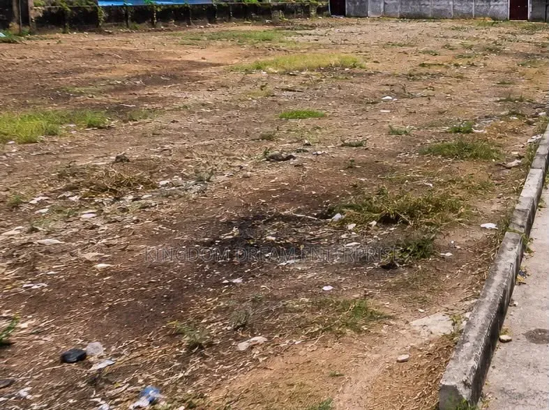 Fenced Dry Lan Awoyaya,land 1,370 SQM in Awoyaya