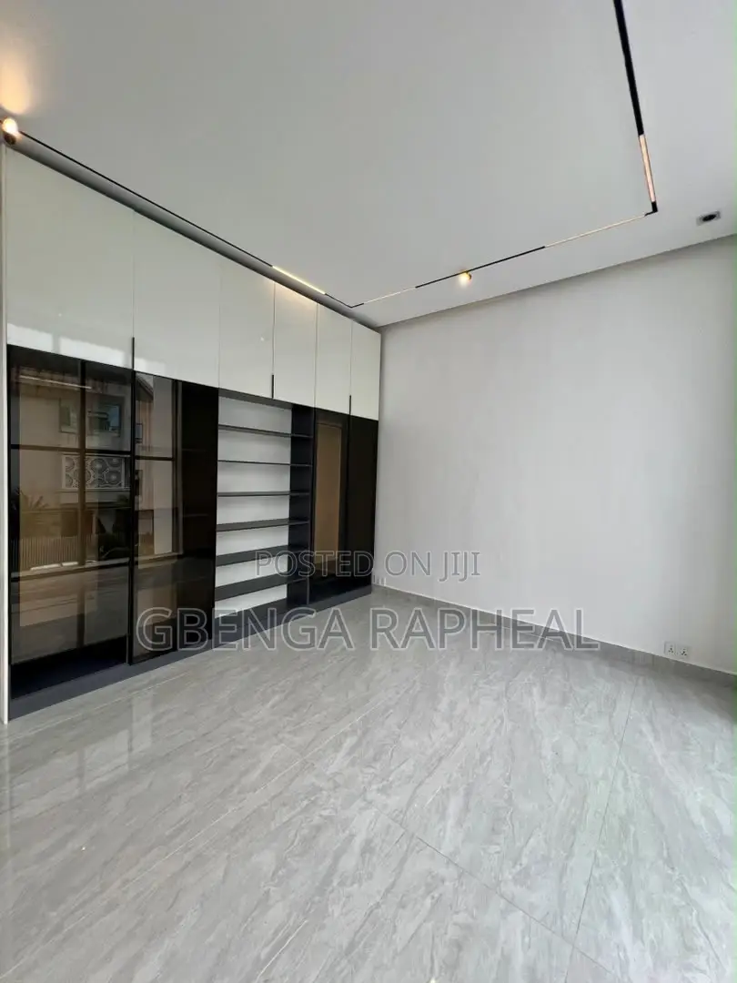 5bdrm Duplex in Osapa, Lekki for sale in Lekki