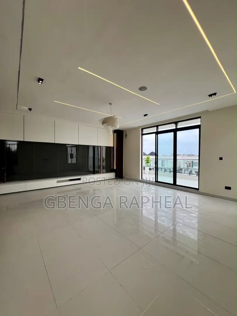 5bdrm Duplex in Chevron, Lekki for sale in Lekki