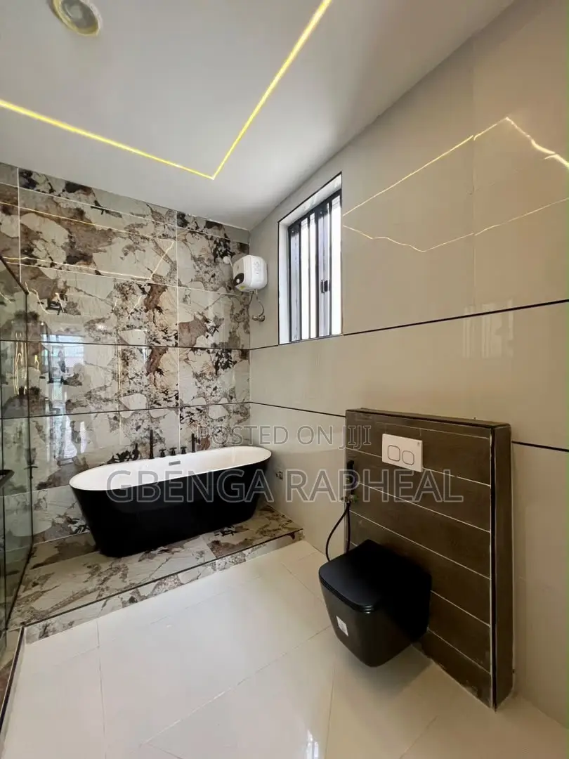 5bdrm Duplex in Chevron, Lekki for sale in Lekki