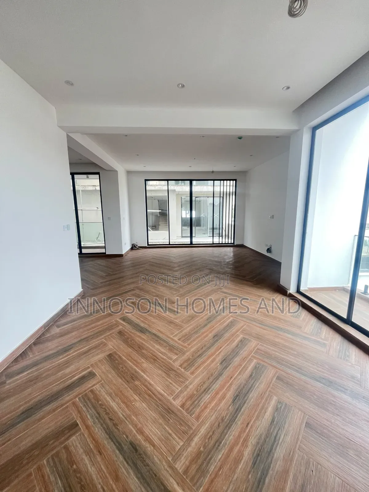 4bdrm Townhouse/Terrace in Chevron for sale in Chevron