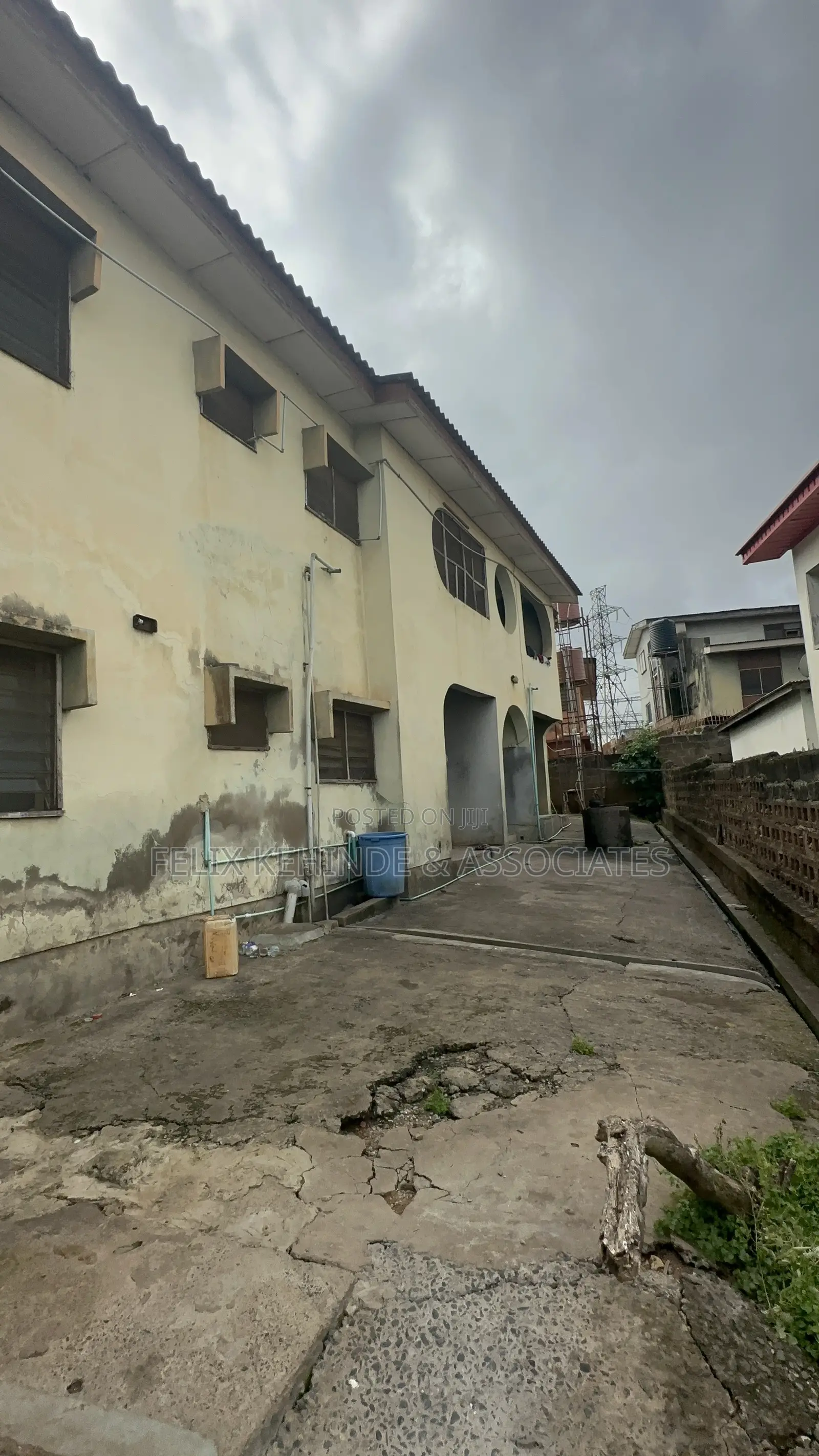 12bdrm Block of Flats in Akinyemi, Ring Road for sale in Rind Road