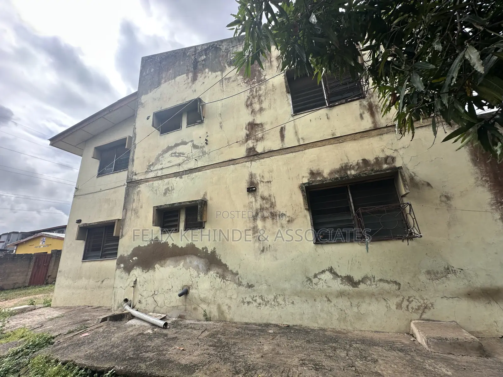 12bdrm Block of Flats in Akinyemi, Ring Road for sale in Rind Road