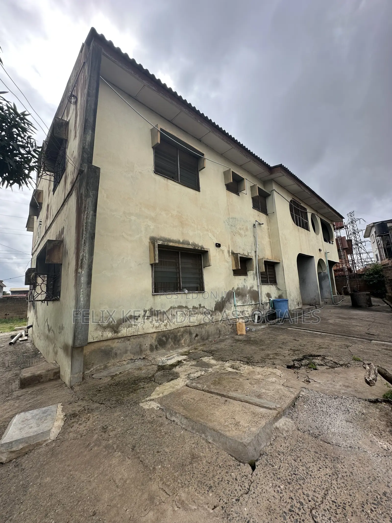 12bdrm Block of Flats in Akinyemi, Ring Road for sale in Rind Road