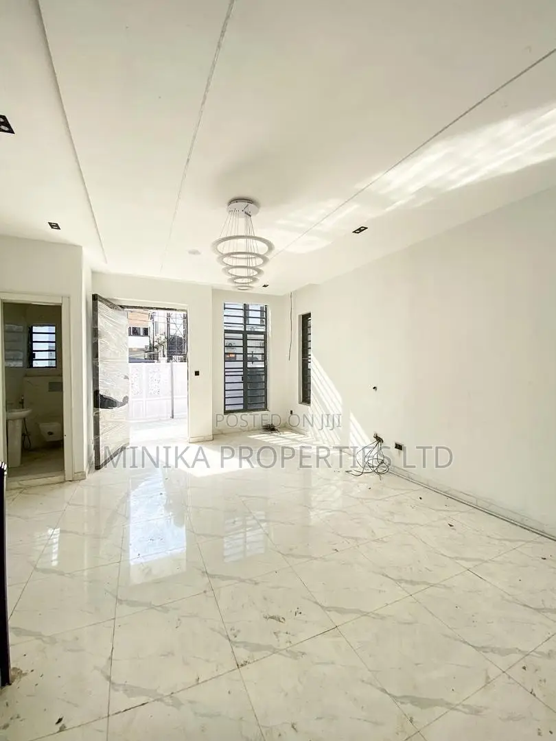 4bdrm Duplex in Ikota Villa Estate for sale in Ikota