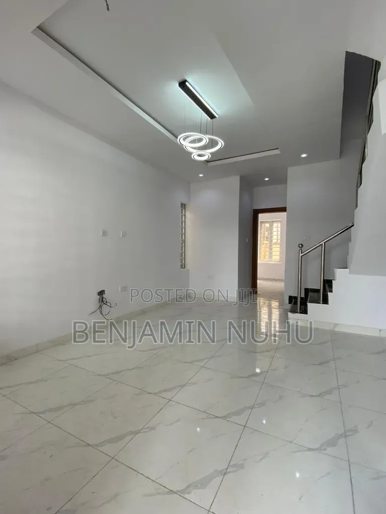 3bdrm Duplex in Ikota for rent in Ikota