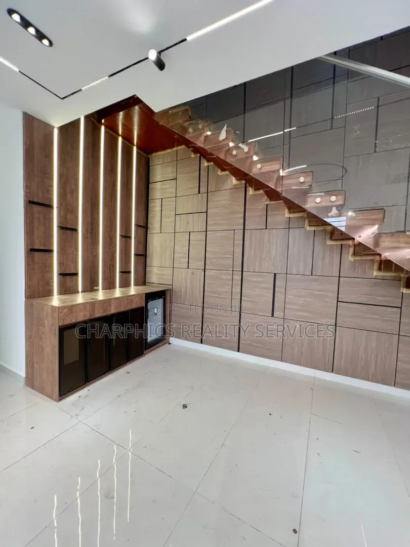 5bdrm Duplex in Chevron for sale in Chevron