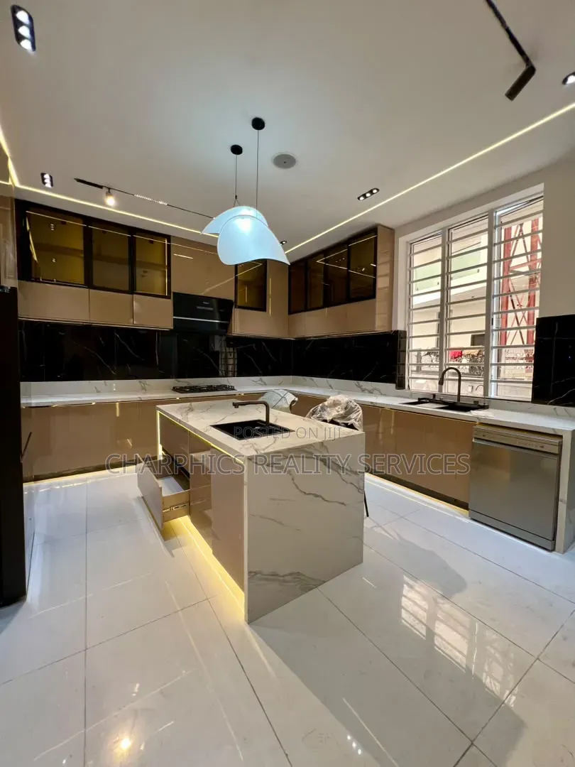 5bdrm Duplex in Chevron for sale in Chevron