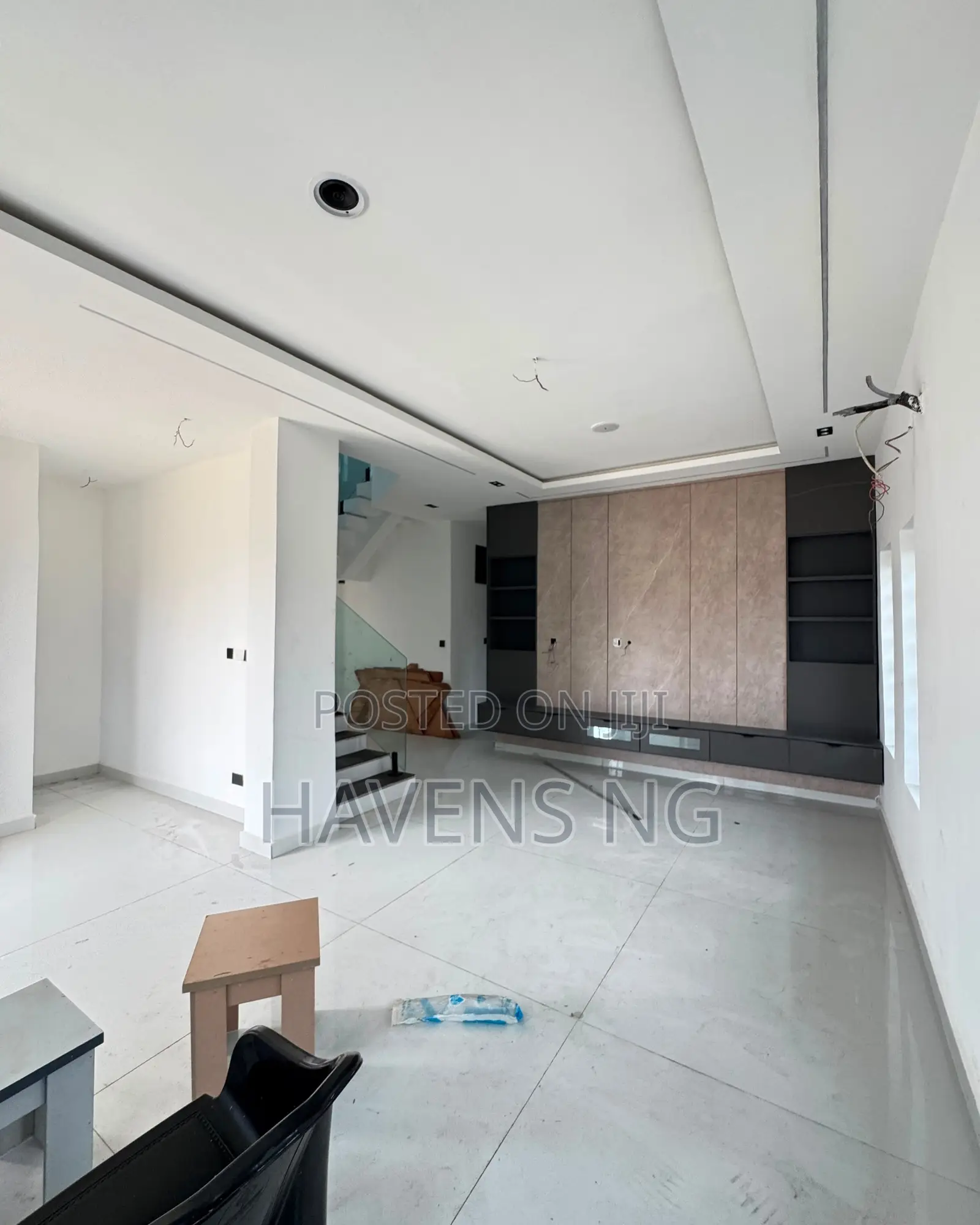 6bdrm Duplex in Western Avenue for sale in Western Avenue