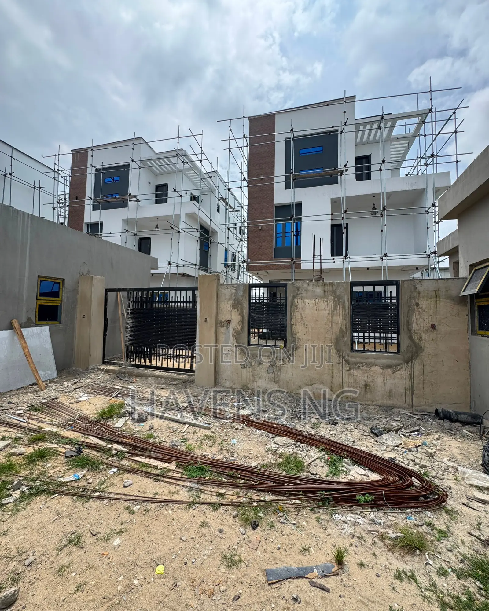 6bdrm Duplex in Western Avenue for sale in Western Avenue