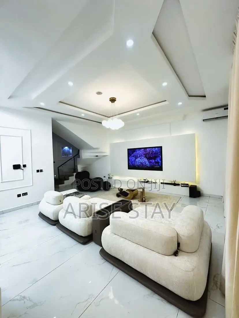 4-Bedroom Self-Compound With Ps5 & Jacuzzi | Lekki in Lekki Phase 1