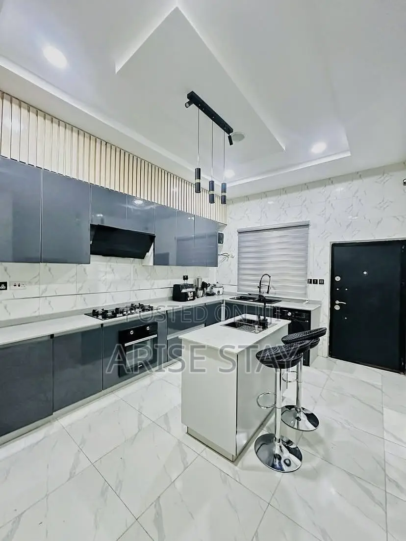 4-Bedroom Self-Compound With Ps5 & Jacuzzi | Lekki in Lekki Phase 1