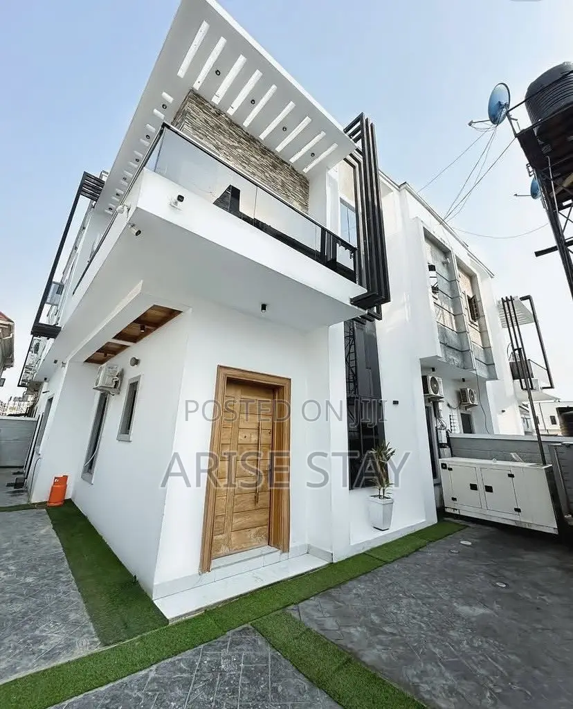 4-Bedroom Self-Compound With Ps5 & Jacuzzi | Lekki in Lekki Phase 1