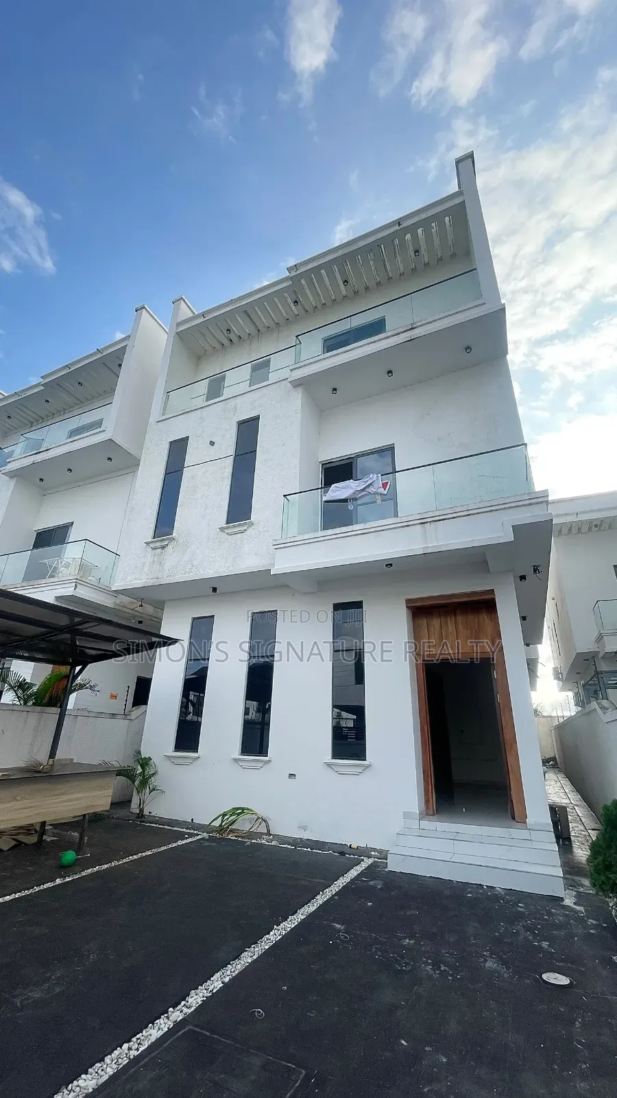 6bdrm Duplex in Chevron for rent in Chevron