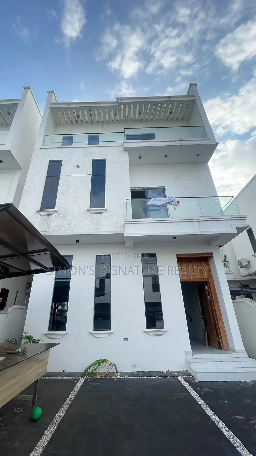 6bdrm Duplex in Chevron for rent in Chevron