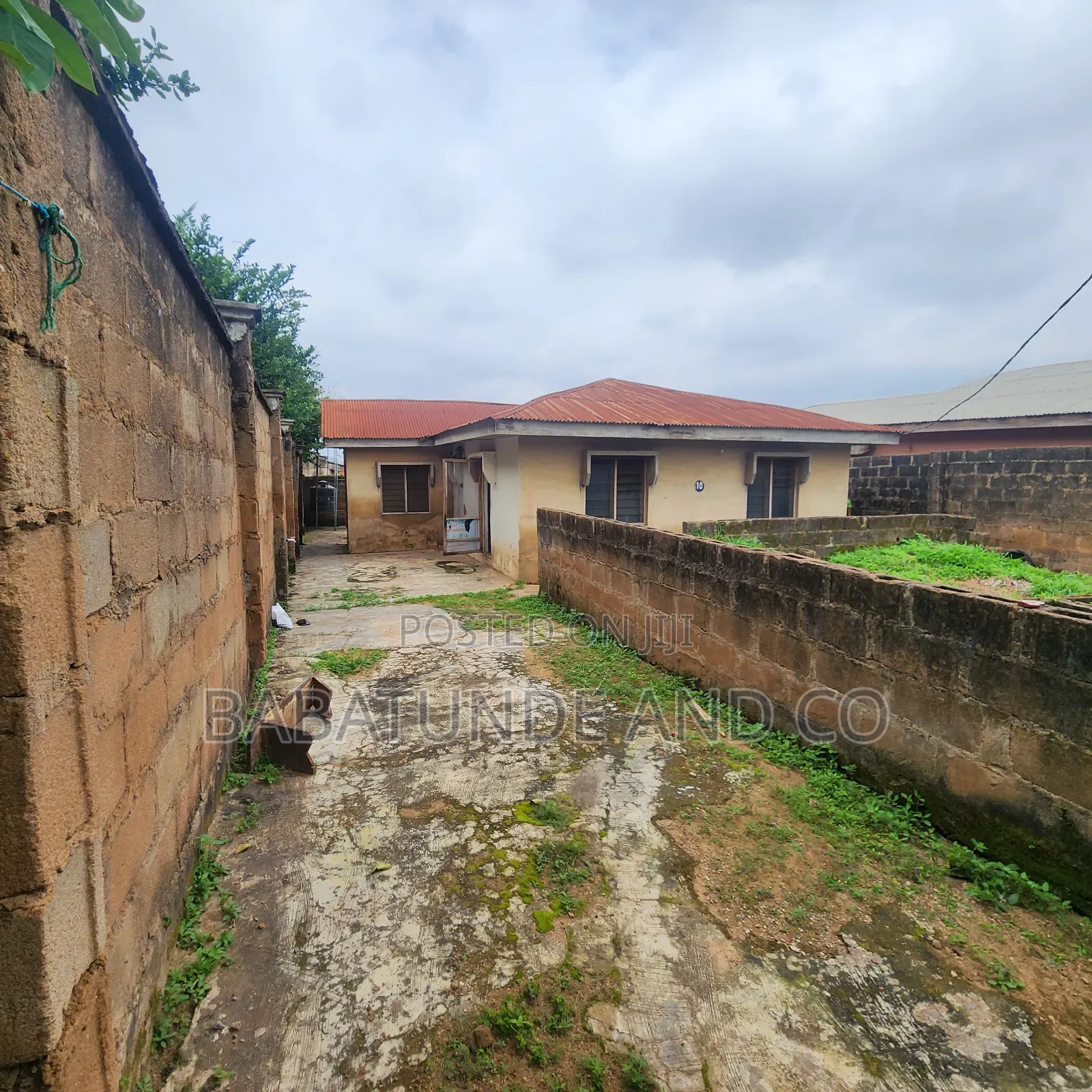 4bdrm Bungalow in Boluwaduro Estate, Akobo for sale in Akobo