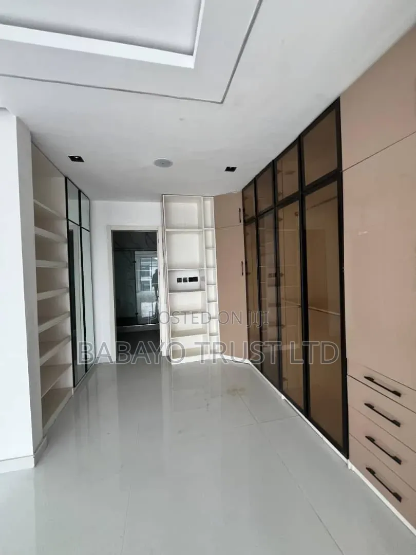5bdrm Duplex in Ikota for sale in Ikota