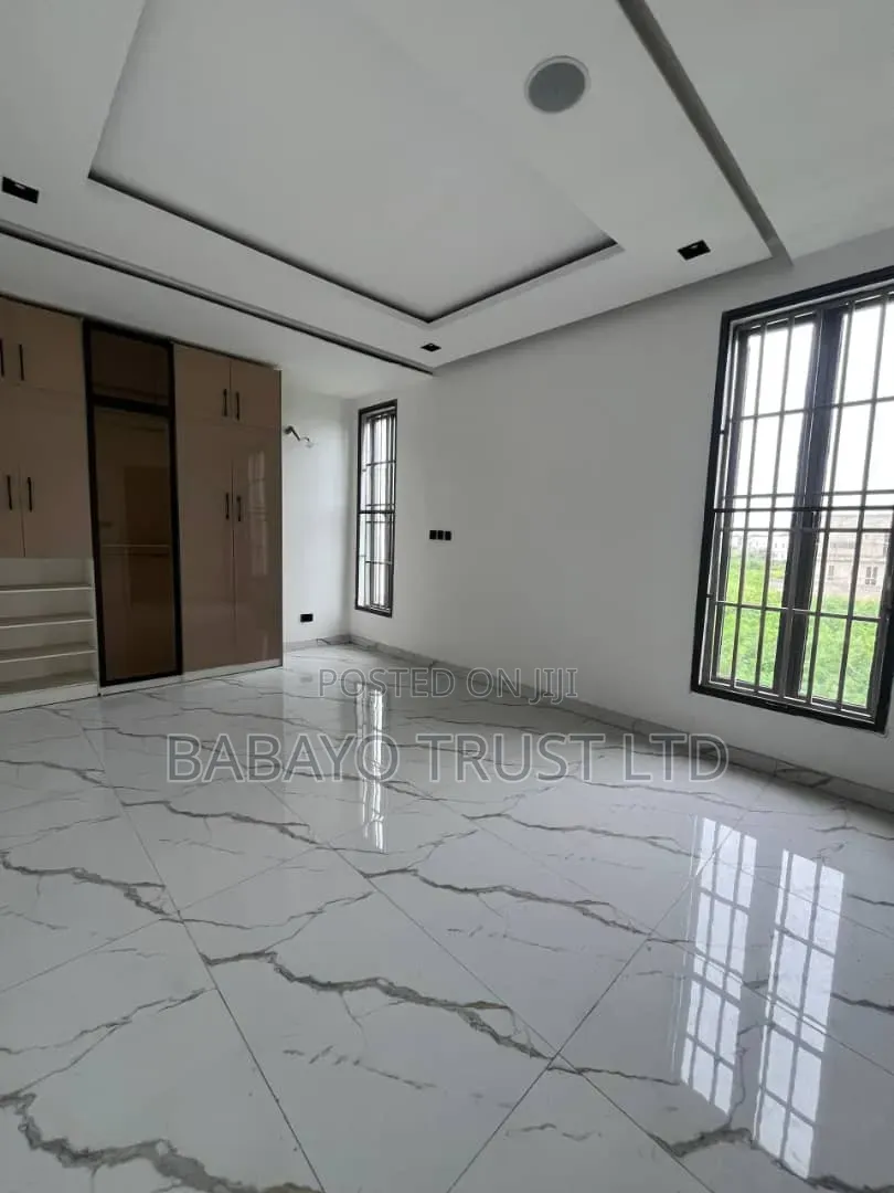 5bdrm Duplex in Ikota for sale in Ikota