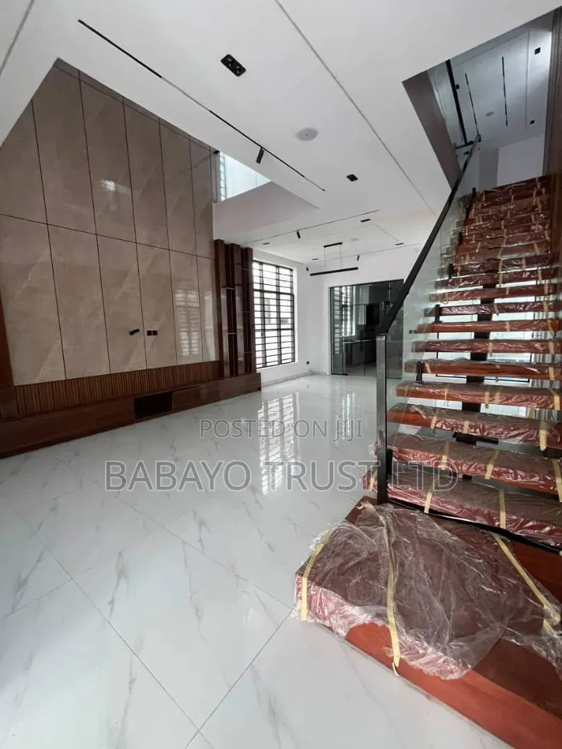 5bdrm Duplex in Ikota for sale in Ikota