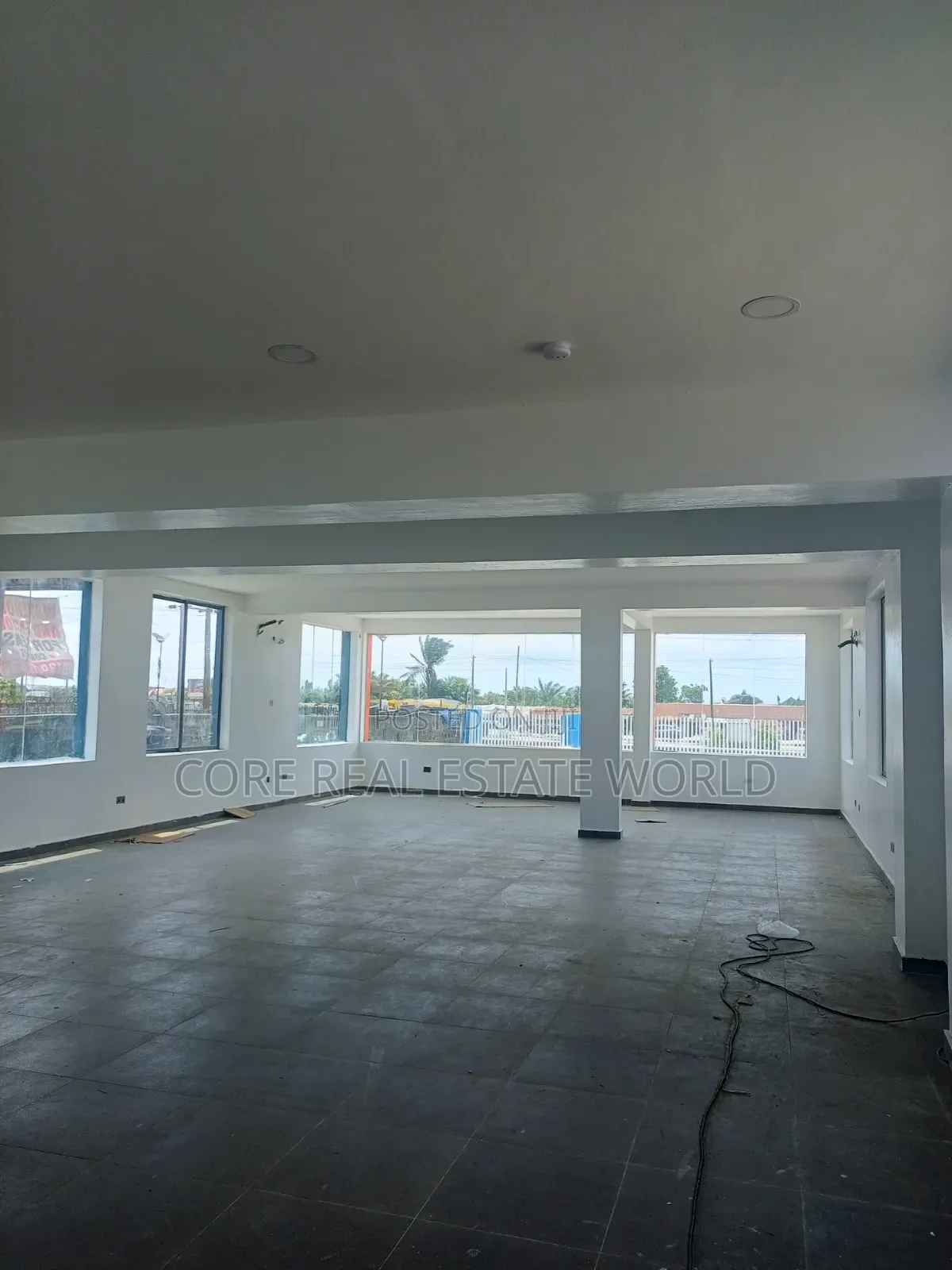 Spacious New Shop Facing Express Directly in Lakowe
