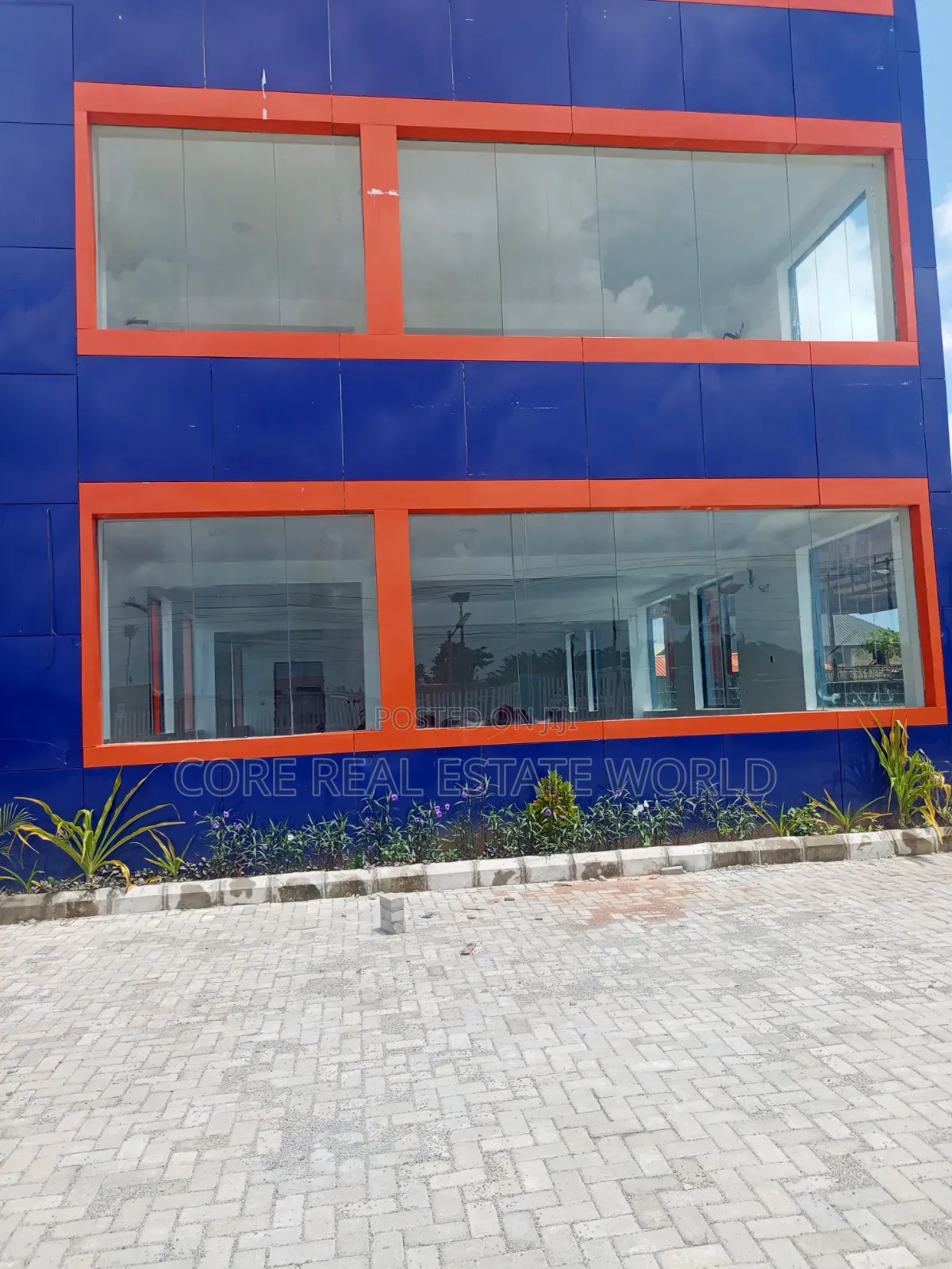 Spacious New Shop Facing Express Directly in Lakowe