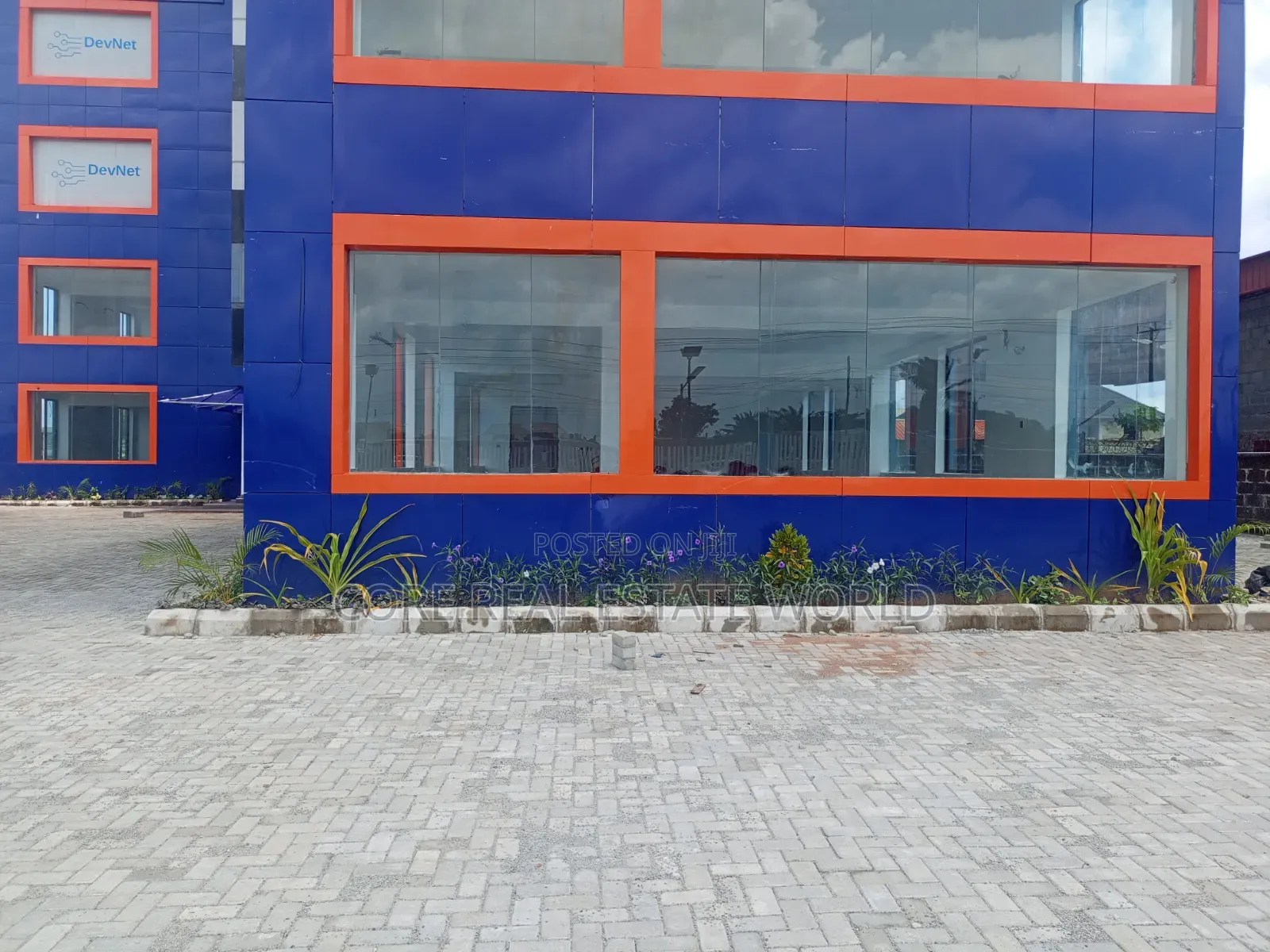 Spacious New Shop Facing Express Directly in Lakowe