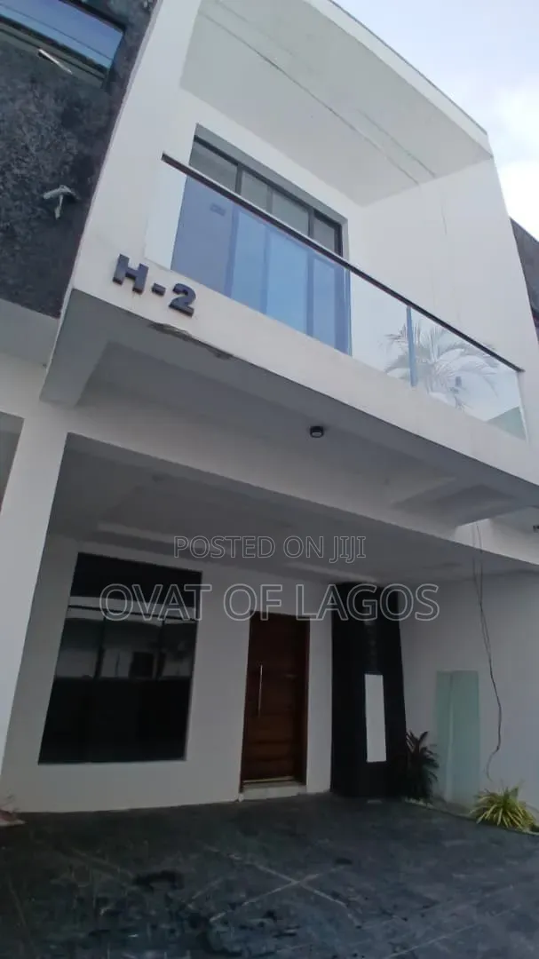 3bdrm Duplex in Ikota for rent in Ikota