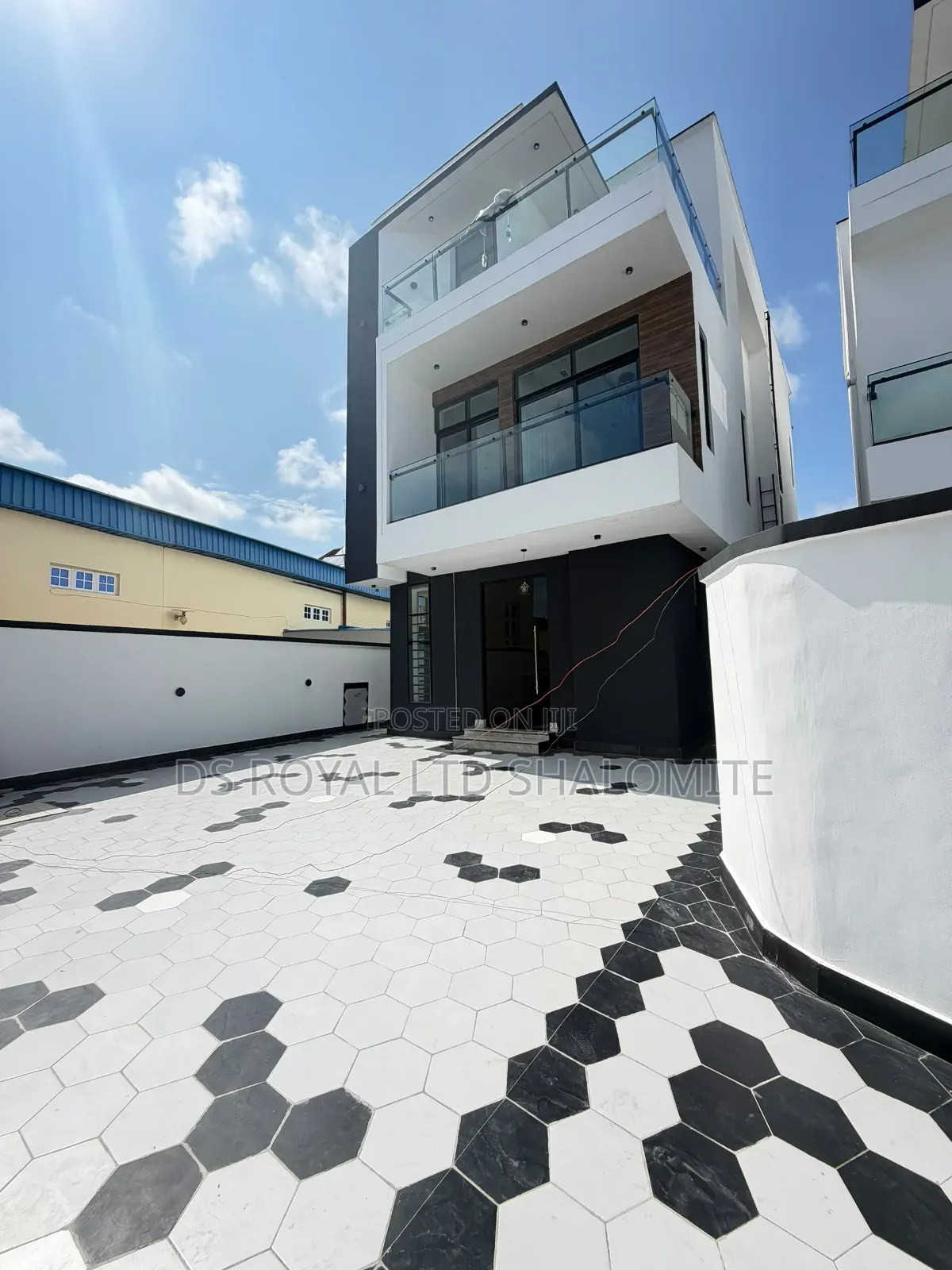 5bdrm Duplex in Chevron for sale in Chevron