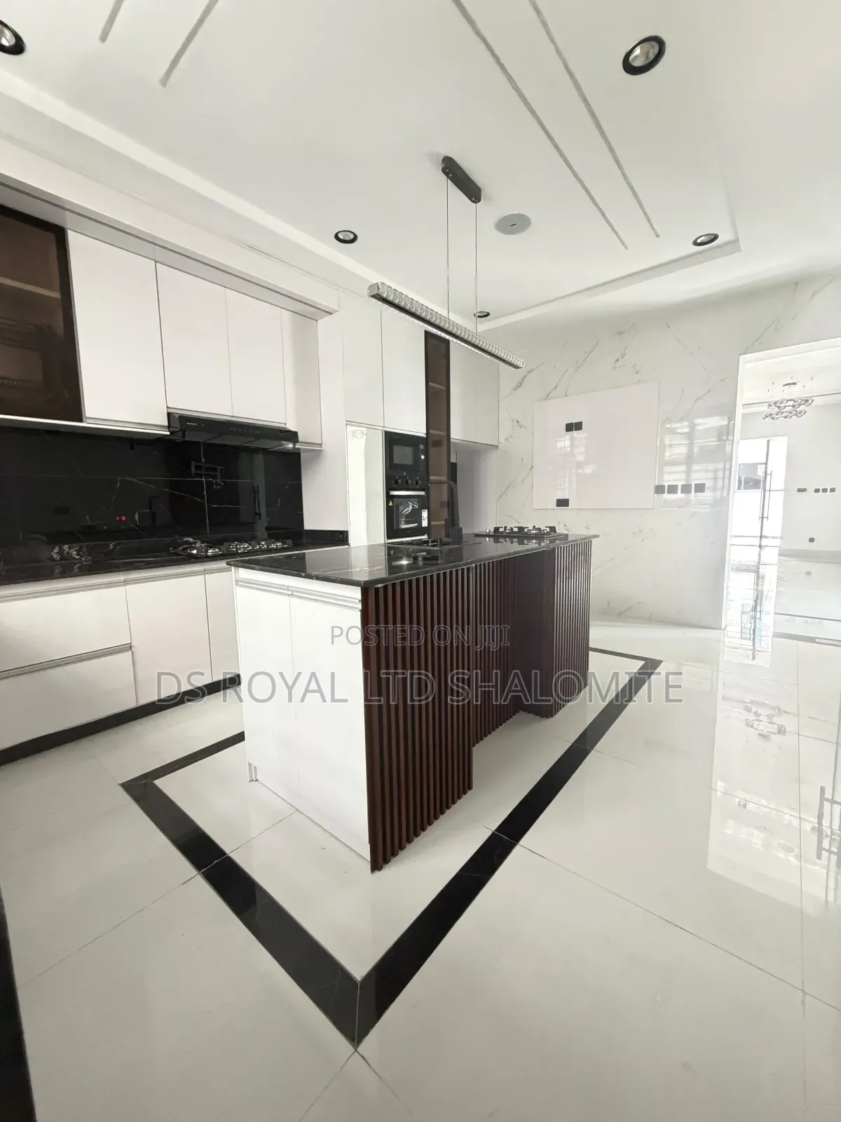 5bdrm Duplex in Chevron for sale in Chevron