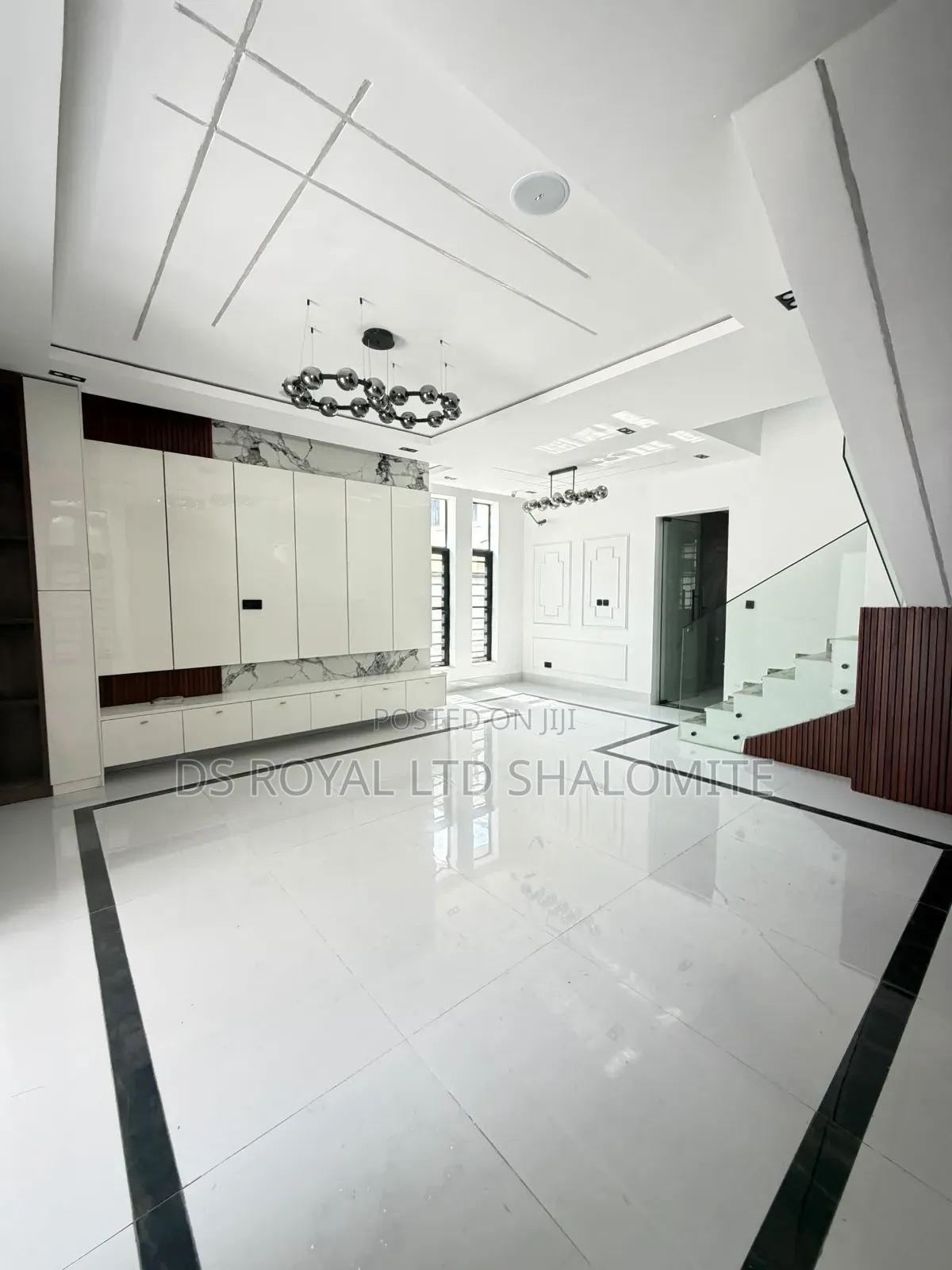 5bdrm Duplex in Chevron for sale in Chevron