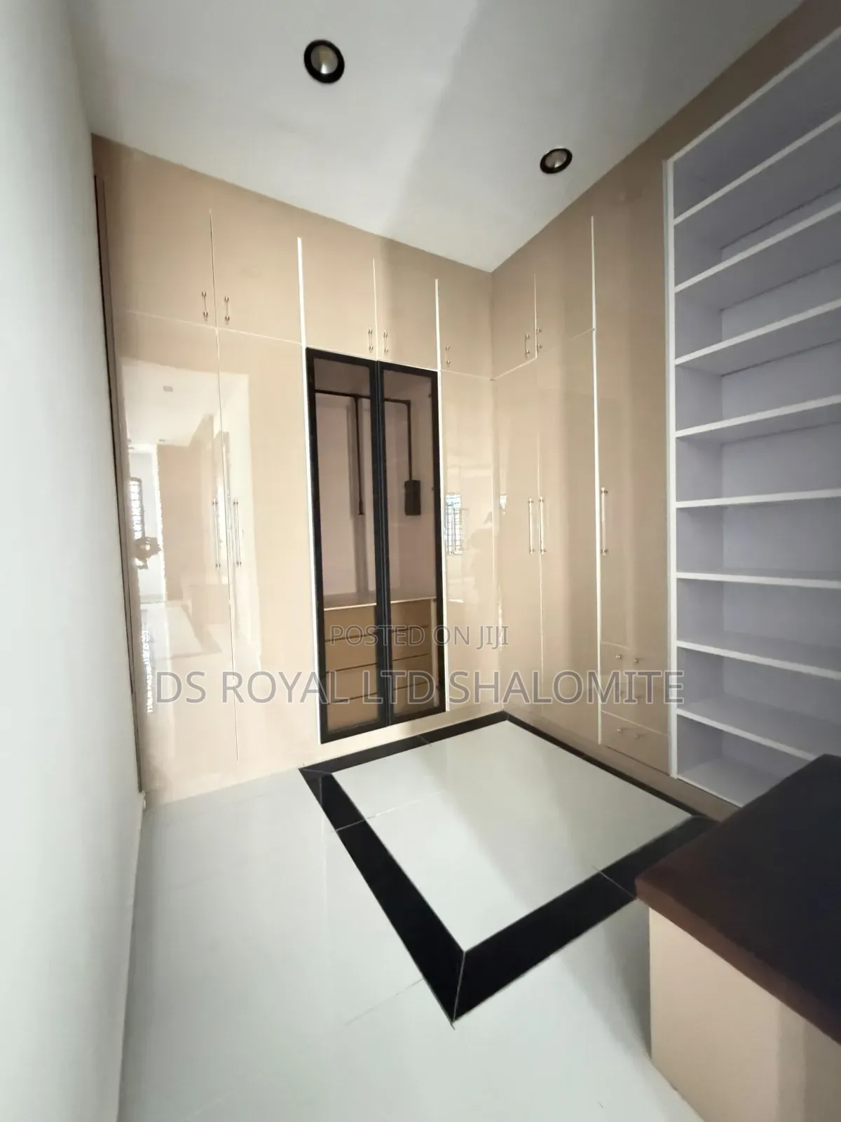 5bdrm Duplex in Chevron for sale in Chevron