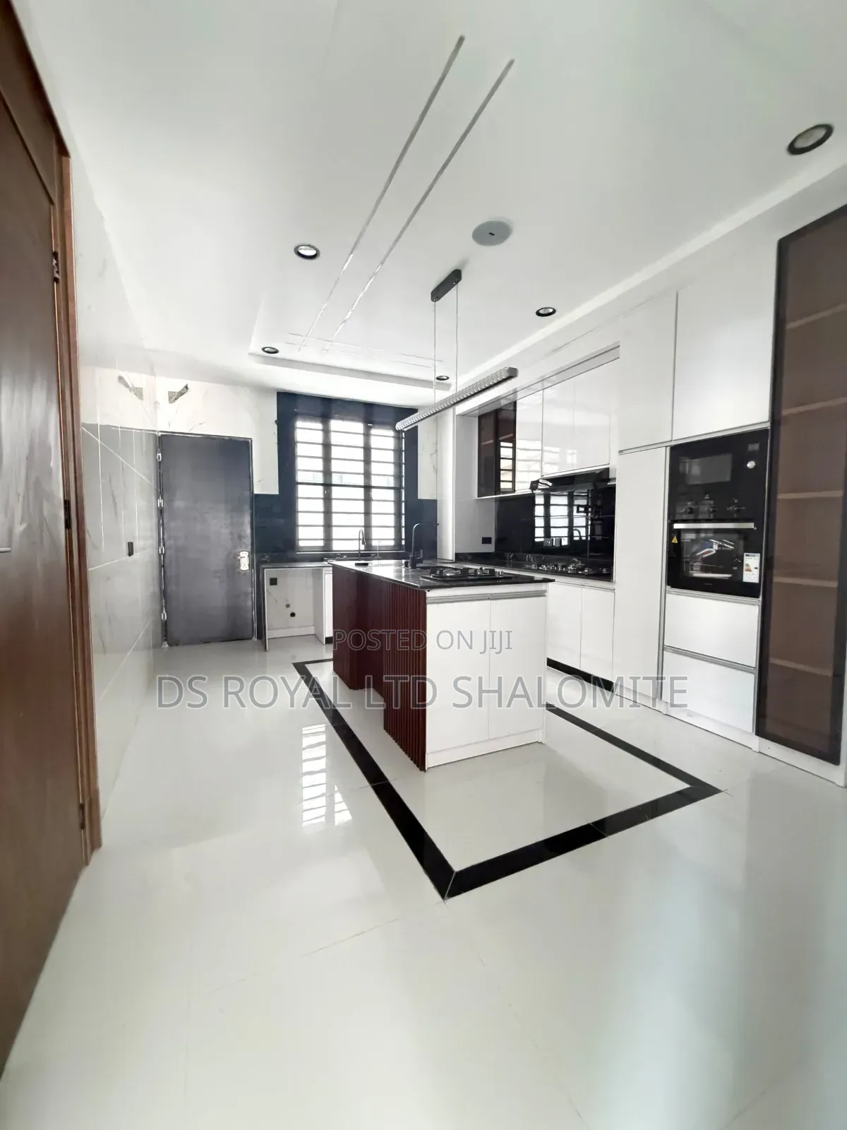 5bdrm Duplex in Chevron for sale in Chevron