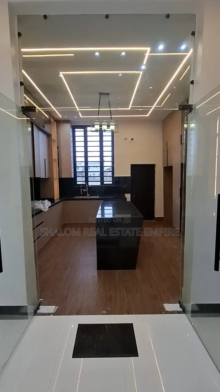 5bdrm Duplex in Diamond Estate for sale in Lekki Phase 1