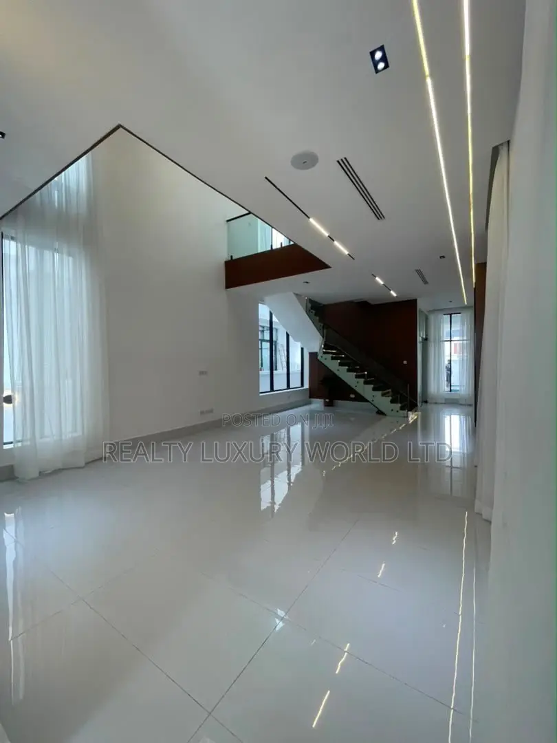 5bdrm Duplex in Chevron for sale in Chevron