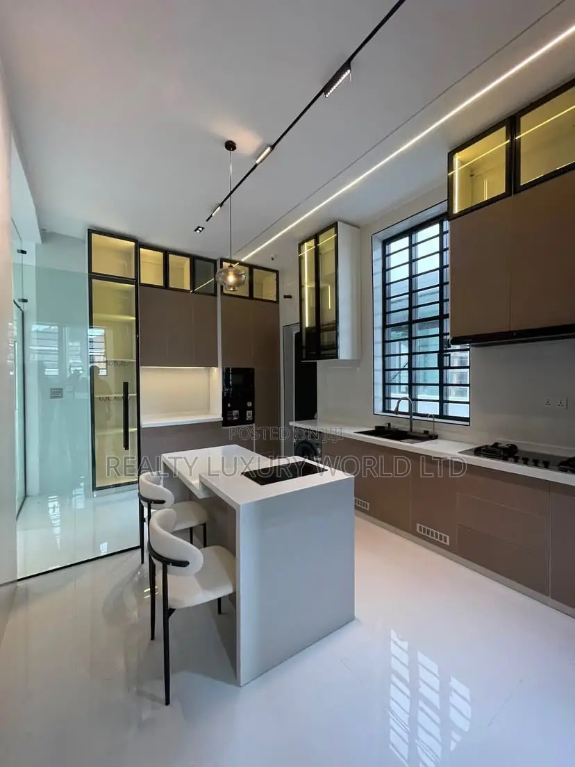 5bdrm Duplex in Chevron for sale in Chevron