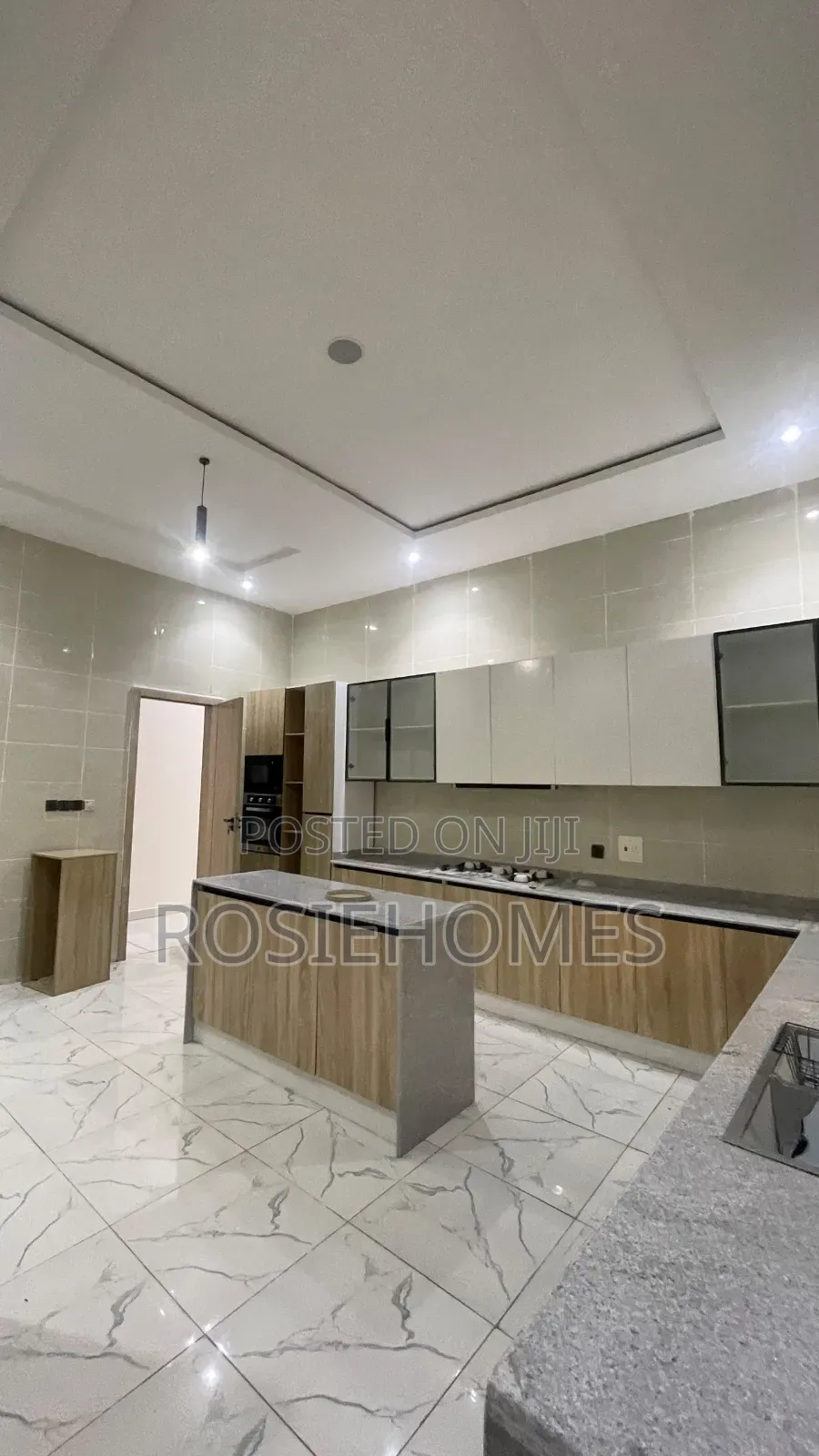 6bdrm Duplex in Chevron for rent in Chevron