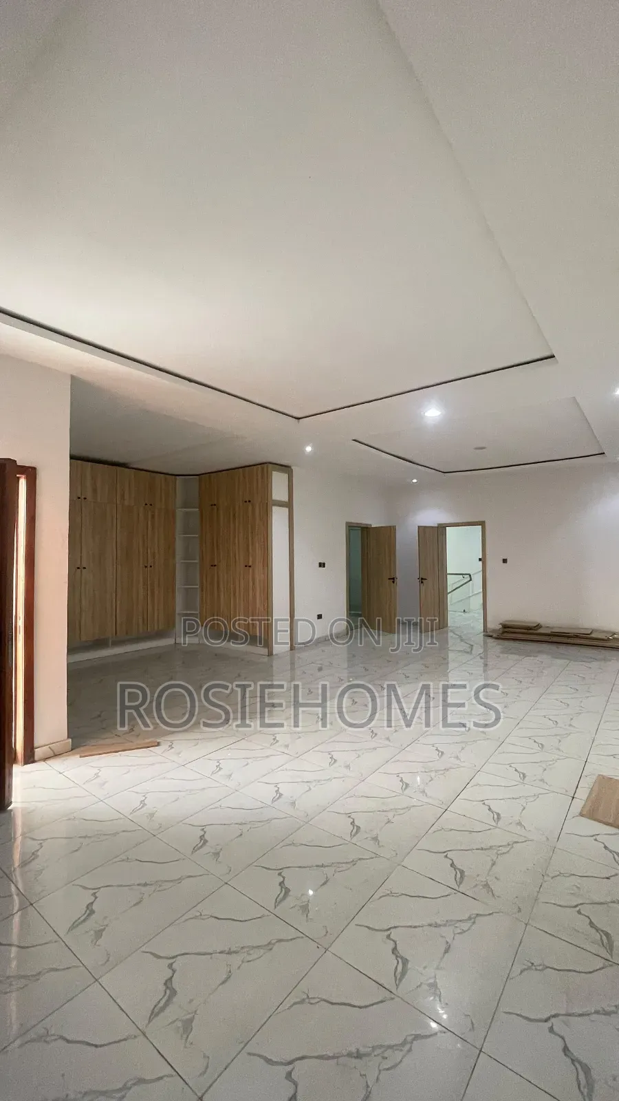 6bdrm Duplex in Chevron for rent in Chevron