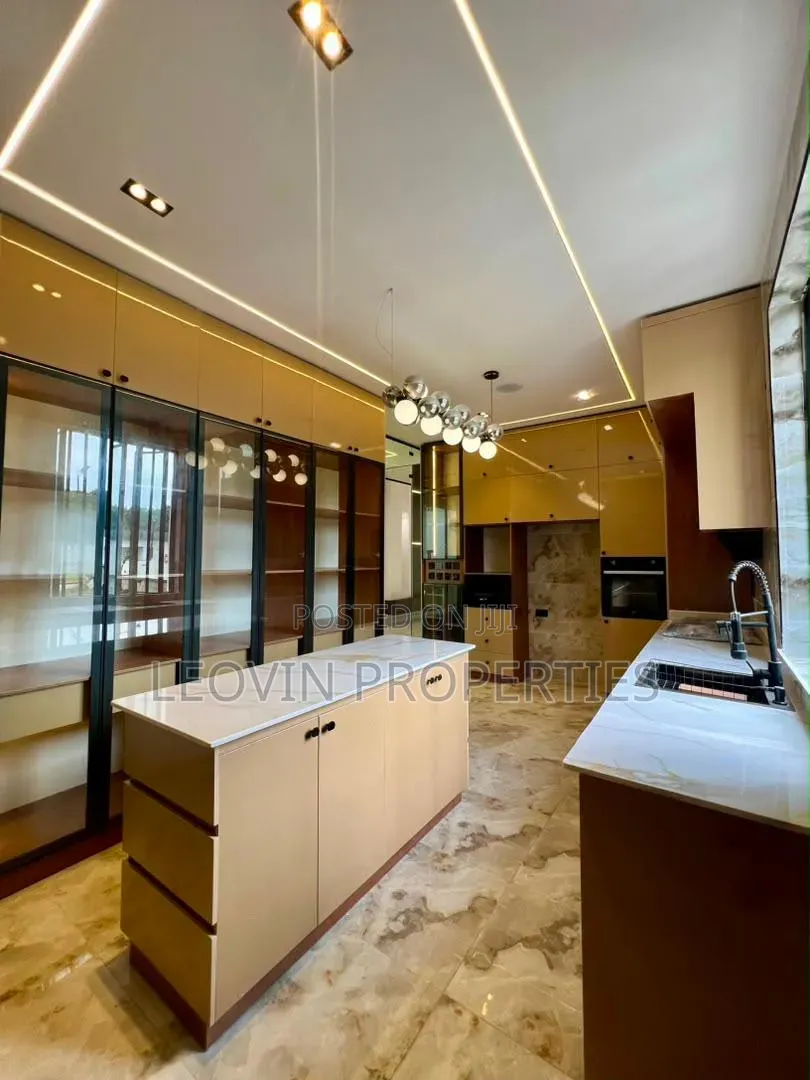5bdrm Duplex in Chevron for sale in Chevron