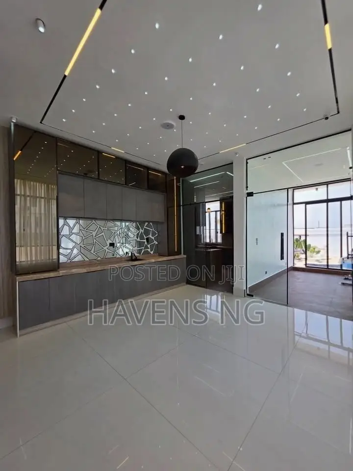5bdrm Duplex in Chevron for sale in Chevron