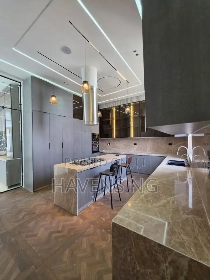 5bdrm Duplex in Chevron for sale in Chevron