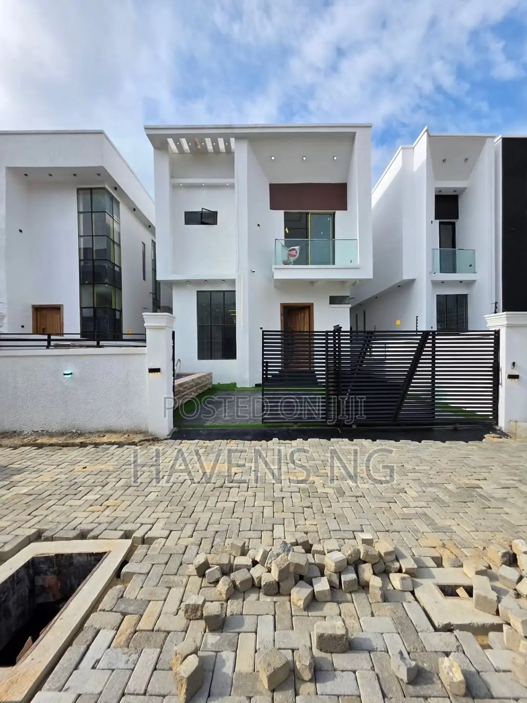 4bdrm Duplex in Chevron for sale in Chevron