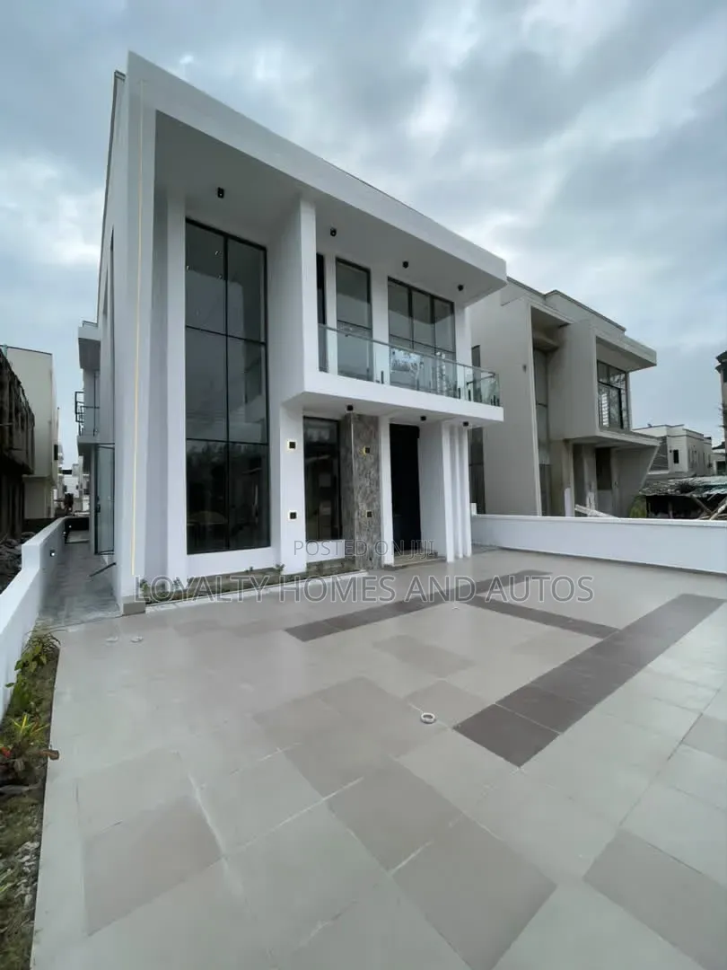 5bdrm Duplex in Ikota for sale in Ikota