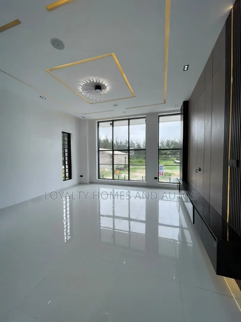 5bdrm Duplex in Ikota for sale in Ikota
